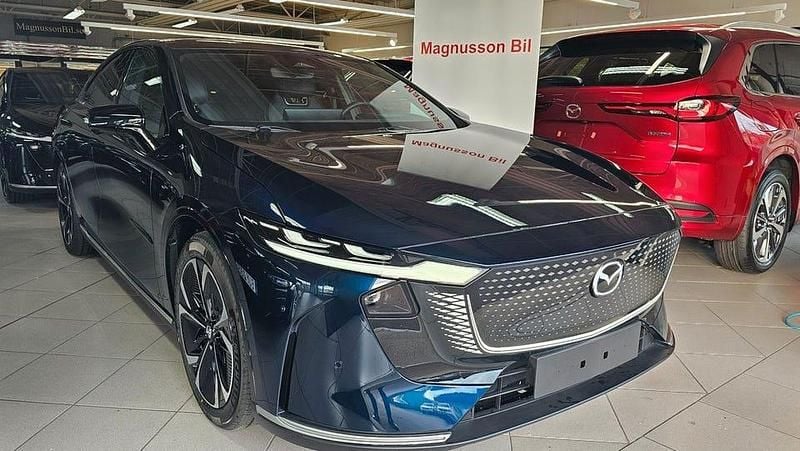 Blå Ny 2025 Mazda 6e Takumi-Line Sedan | 449 500 kr (Marknadspris) - Bild 1/3