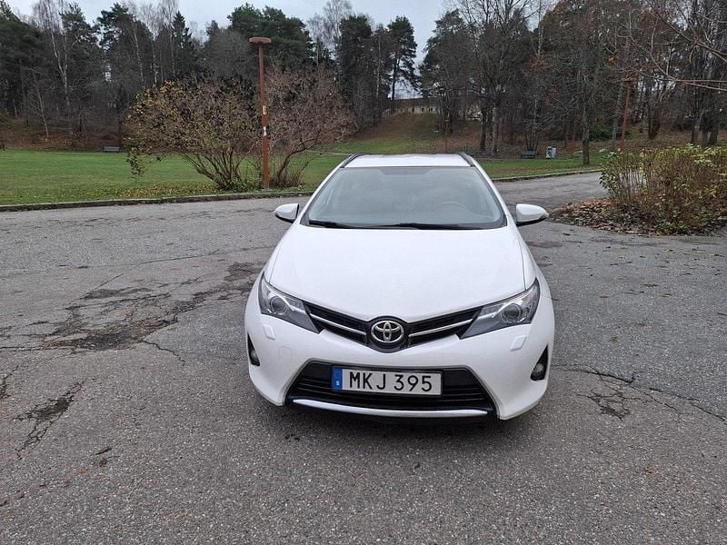 Vit Begagnad 2014 Toyota Auris Touring Sports Edition Kombi | 110 000 kr (Marknadspris) - Bild 1/4