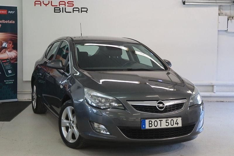 Grå Begagnad 2011 Opel Astra Enjoy Halvkombi | 44 900 kr (Marknadspris) - Bild 1/4