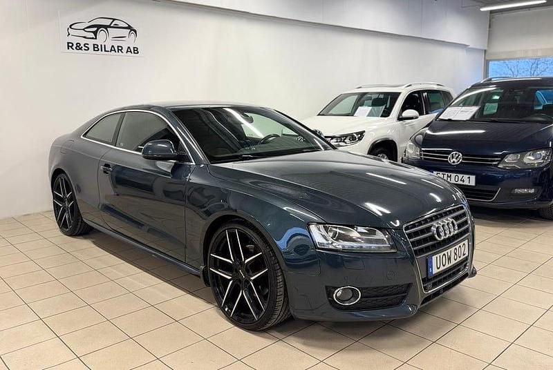 Grå Begagnad 2009 Audi A5 Comfort Sportkupé | 109 900 kr (Marknadspris) - Bild 1/4