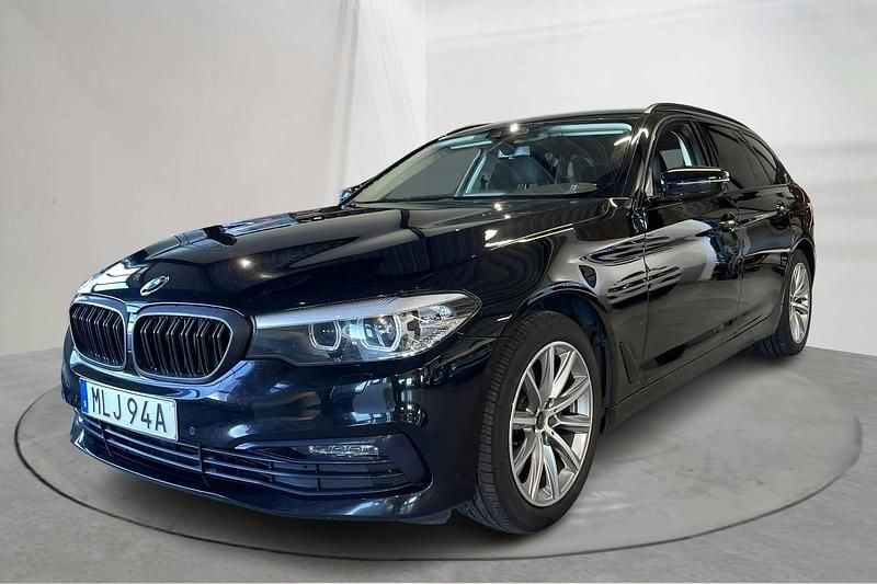 Svart Begagnad 2019 BMW 520 Comfort Edition Kombi | 234 800 kr (Superpris) - Bild 1/4