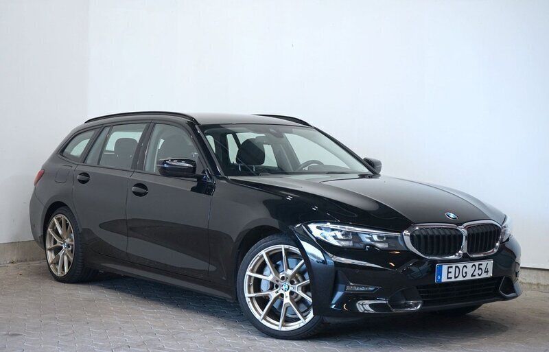 Svart Begagnad 2021 BMW 330e iPerformance Kombi | 289 900 kr (Marknadspris) - Bild 1/4