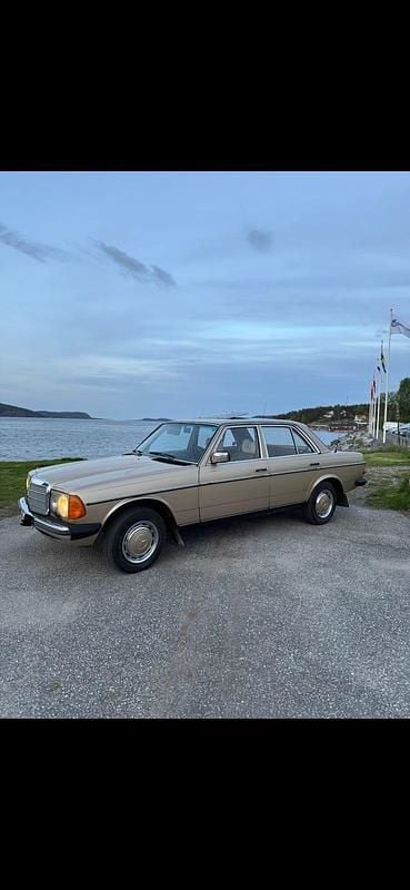 Begagnad Mercedes 300 80 HK (58 kW) 1976