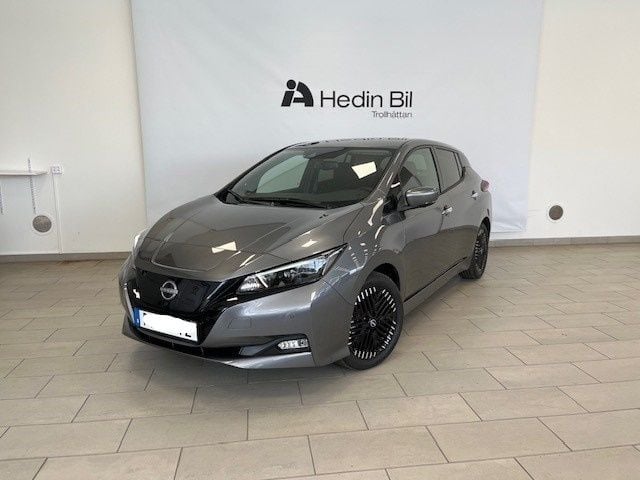 Grå Begagnad 2023 Nissan Leaf N-Connecta Halvkombi | 249 900 kr (Marknadspris) - Bild 1/4
