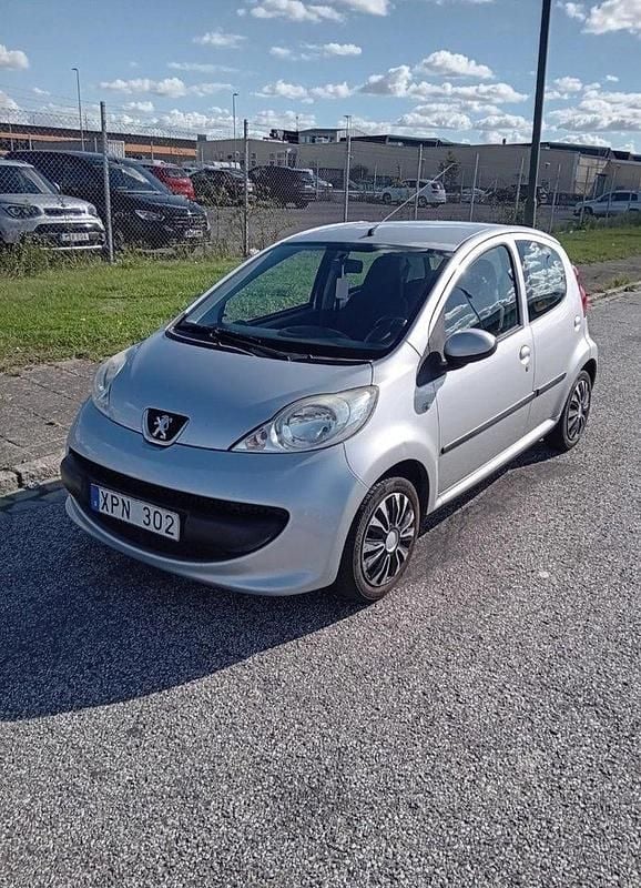 Silver Begagnad 2006 Peugeot 107 Halvkombi | 23 000 kr (Marknadspris) - Bild 1/4