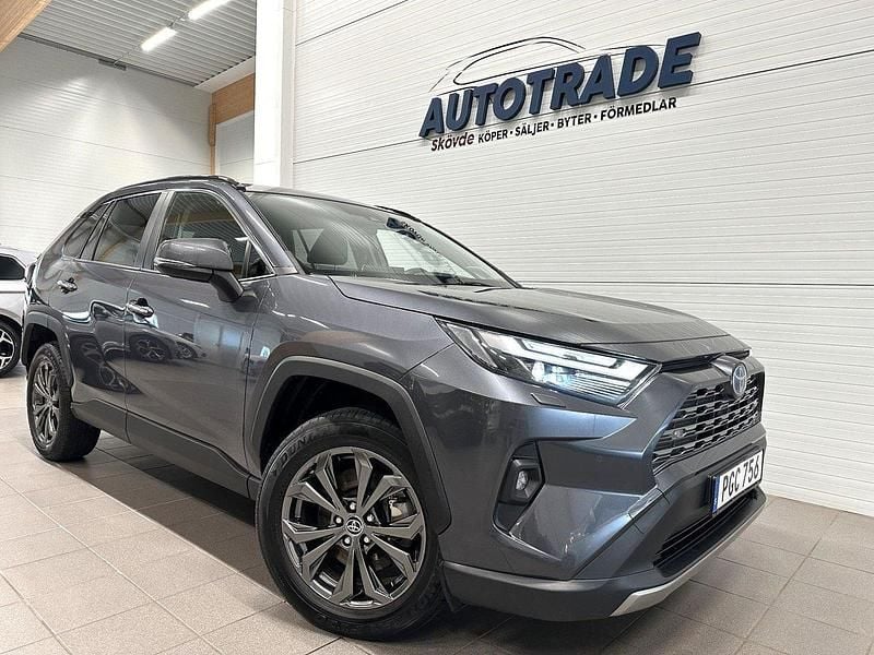 Mörkgrå (grå) Begagnad 2022 Toyota RAV4 Hybrid Executive SUV | 389 900 kr (Bra pris) - Bild 1/4