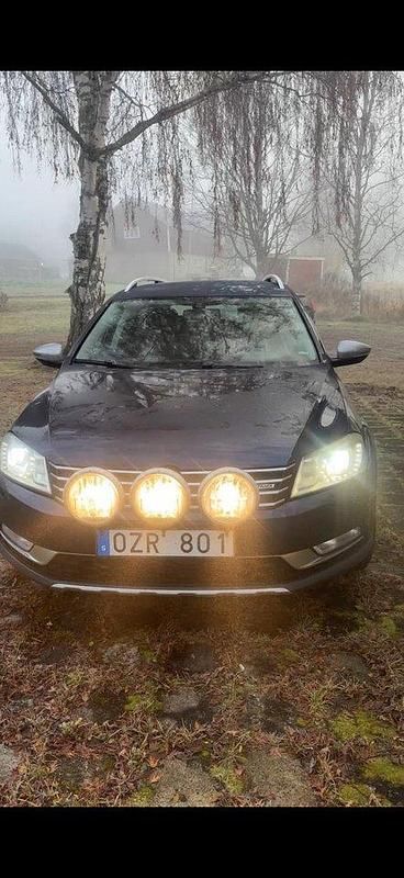 Blå Begagnad 2013 VW Passat Alltrack Kombi | 50 000 kr (Superpris) - Bild 1/4