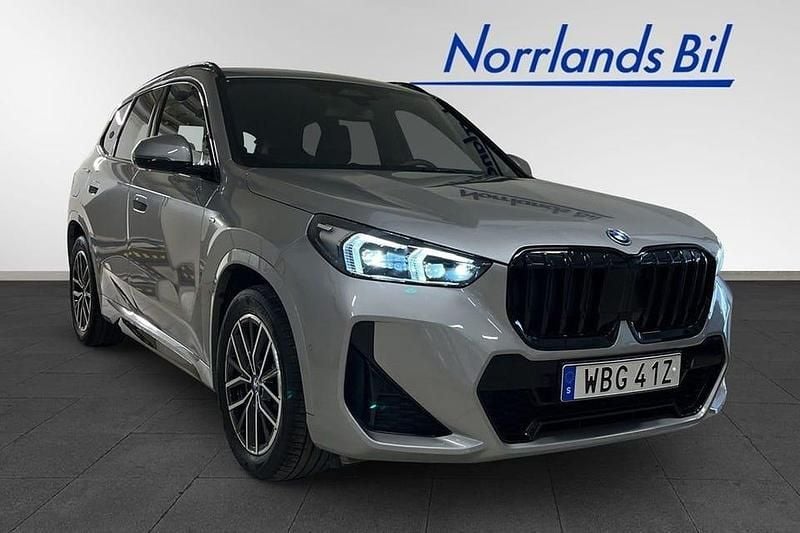 Grå Begagnad 2024 BMW X1 M Sport SUV | 569 000 kr (Dyr) - Bild 1/4