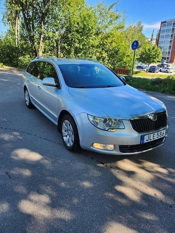 Silver Begagnad 2010 Skoda Superb Ambition Kombi | 50 000 kr (Bra pris) - Bild 1/4