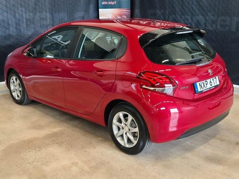 Begagnad Peugeot 208 99 HK (72 kW) 2015 Mörkröd Halvkombi