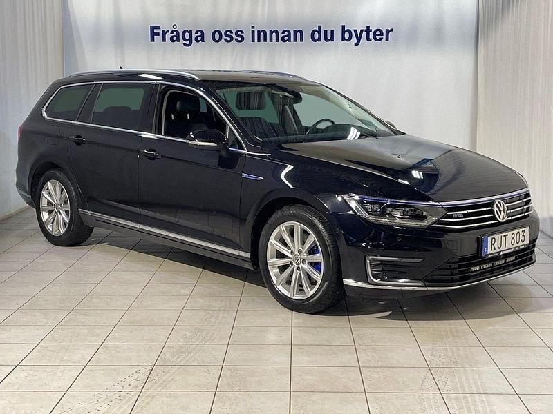 Svart Begagnad 2016 VW Passat GTE Kombi | 164 000 kr (Lite dyr) - Bild 1/4