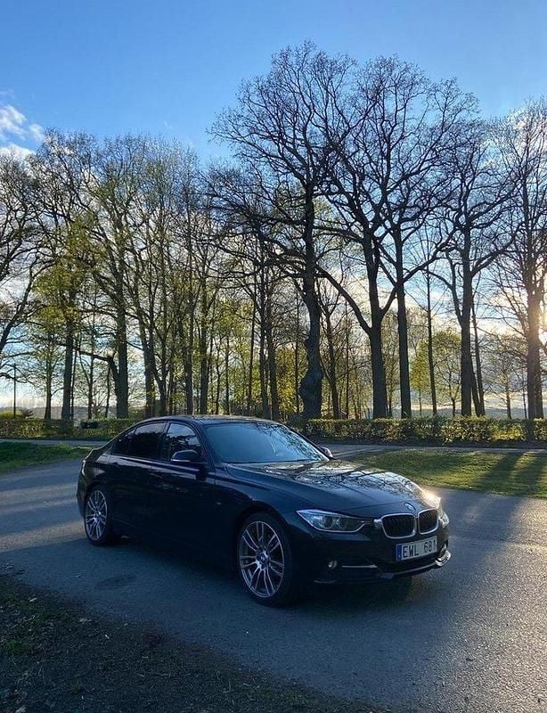 Svart Begagnad 2012 BMW 320 Sport Line Sedan | 119 000 kr (Marknadspris) - Bild 1/4