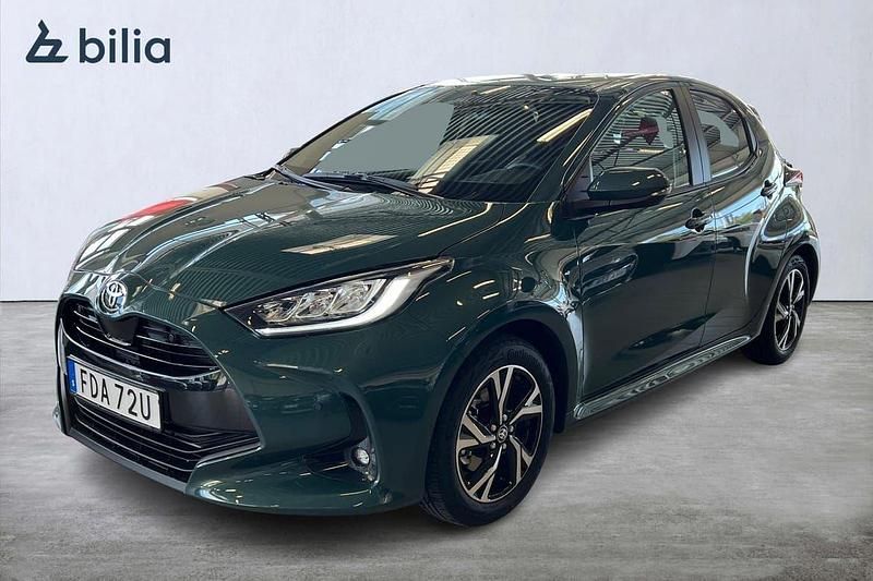 Grön Begagnad 2025 Toyota Yaris Hybrid Active Halvkombi | 289 900 kr (Dyr) - Bild 1/3