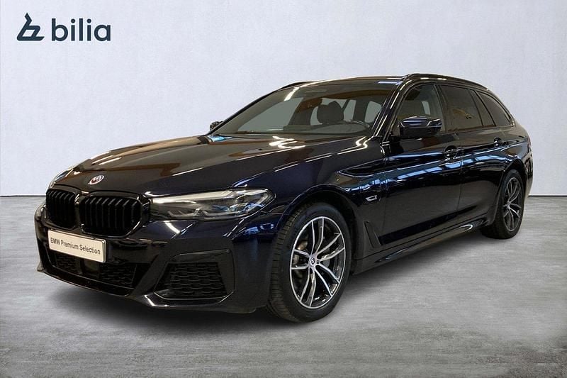 Svart Begagnad 2022 BMW 530e M Sport Kombi | 379 000 kr (Marknadspris) - Bild 1/4
