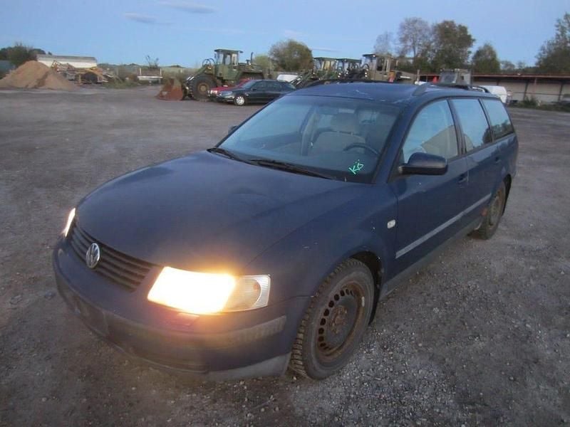 Blå Begagnad 1999 VW Passat Kombi | 1 000 kr - Bild 1/4