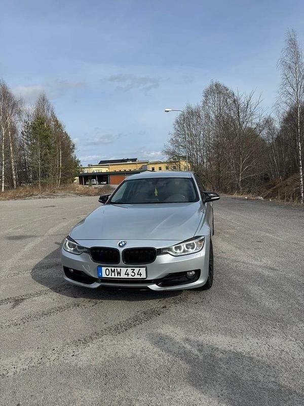 Begagnad 2014 BMW 320 Sedan | 120 000 kr (Marknadspris) - Bild 1/4