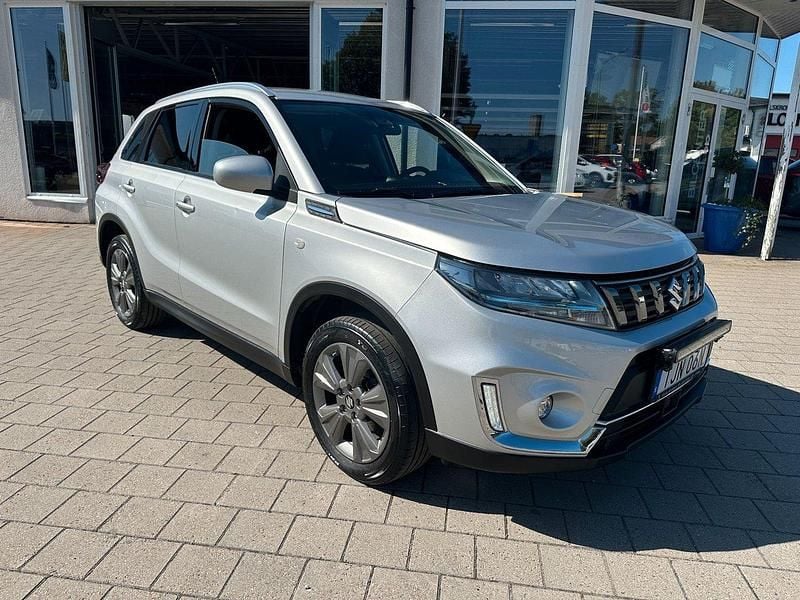 Grå (silvermet) Begagnad 2022 Suzuki Vitara SUV | 239 000 kr (Marknadspris) - Bild 1/4