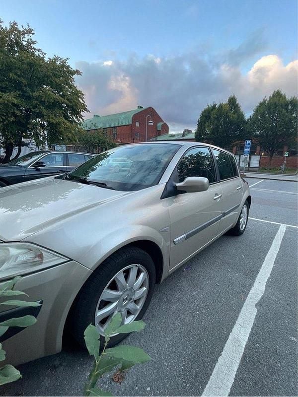 Grå Begagnad 2007 Renault Mégane II Halvkombi | 33 000 kr (Lite dyr) - Bild 1/4