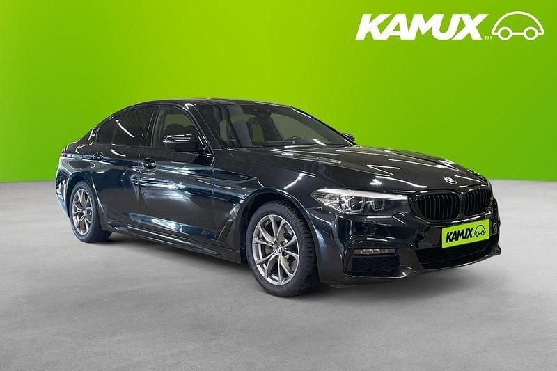 Svart Begagnad 2019 BMW 520 M Sport Sedan | 288 800 kr (Superpris) - Bild 1/3