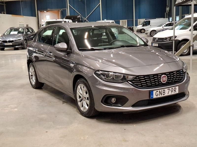 Grå Begagnad 2019 Fiat Tipo Halvkombi | 99 900 kr (Bra pris) - Bild 1/4