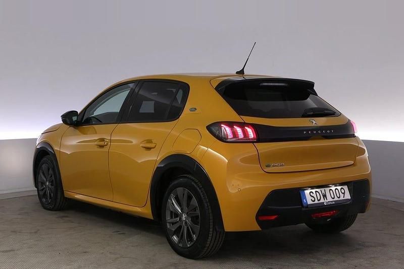 Begagnad Peugeot e-208 Allure 100 kW (136 HK) 2022 Gul Halvkombi