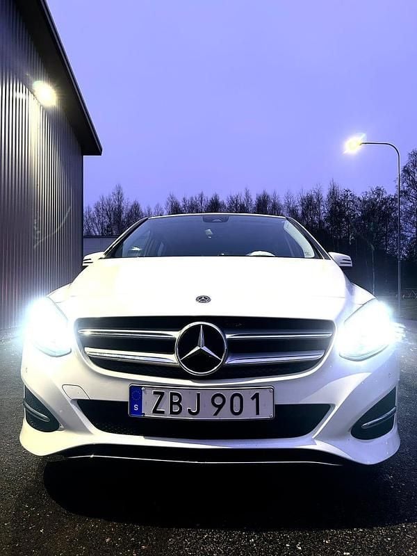 Begagnad 2018 Mercedes B180 Minibuss | 154 900 kr (Marknadspris) - Bild 1/4