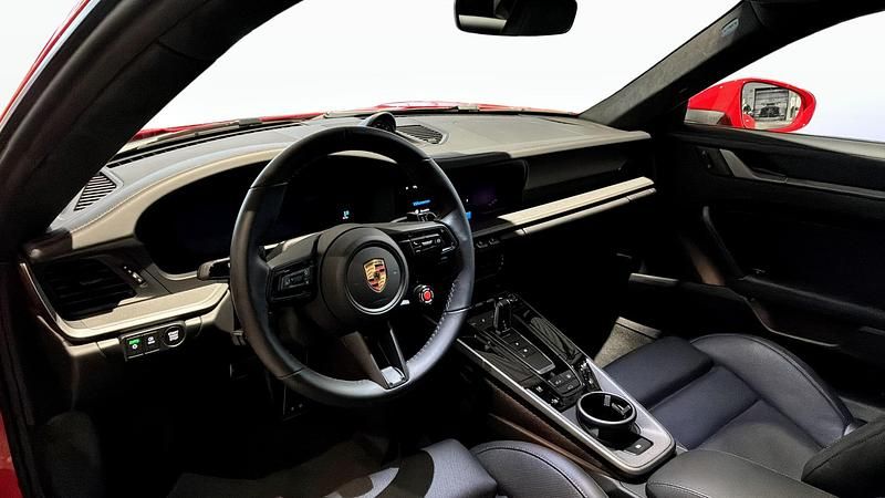 Begagnad Porsche 911 Carrera S 480 HK (353 kW) 2025 Röd