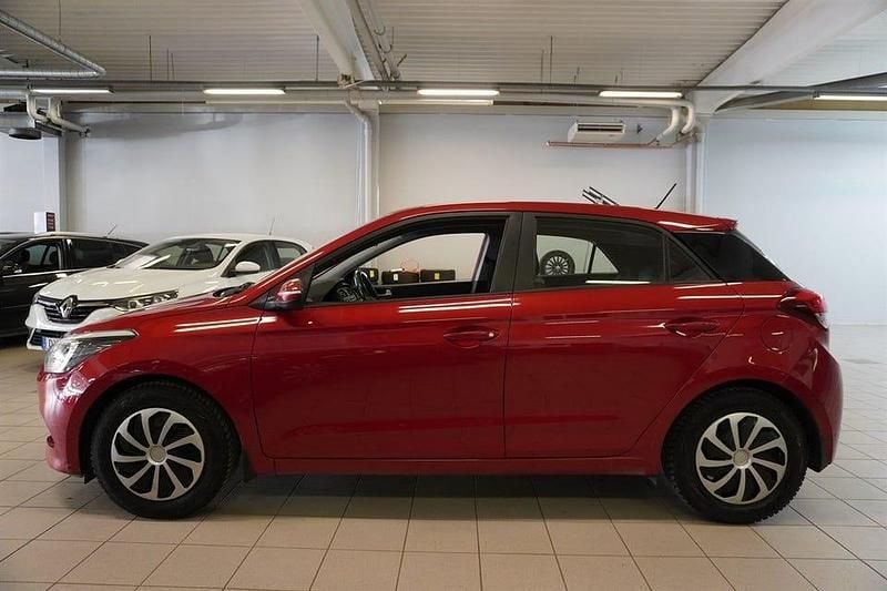 Begagnad Hyundai i20 Comfort 84 HK (61 kW) 2016 Röd