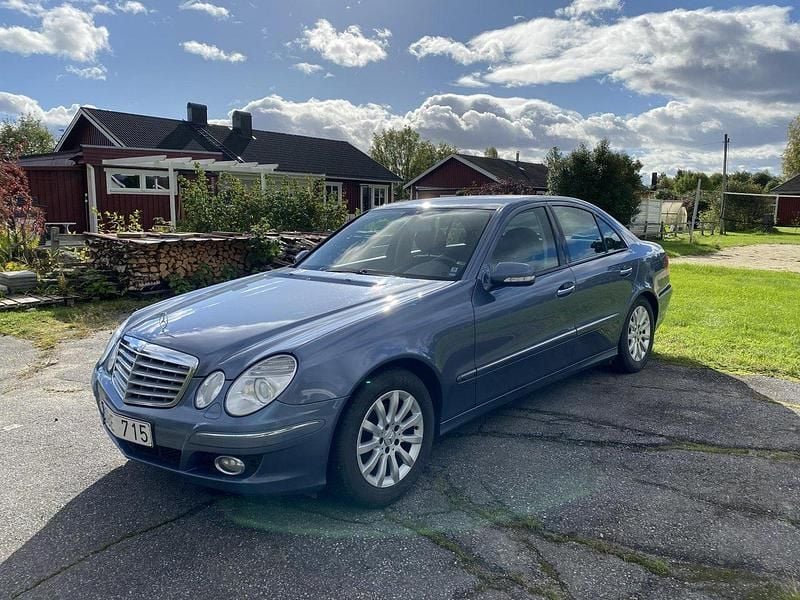 Blå Begagnad 2007 Mercedes E200 Sedan | 52 000 kr (Superpris) - Bild 1/3