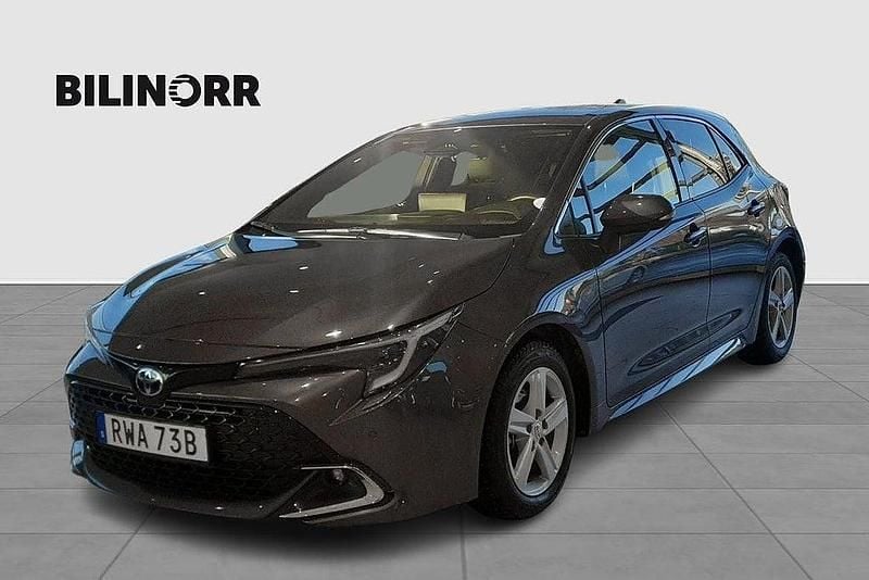 Mörkgrå Begagnad 2024 Toyota Corolla Style Halvkombi | 299 900 kr (Lite dyr) - Bild 1/4