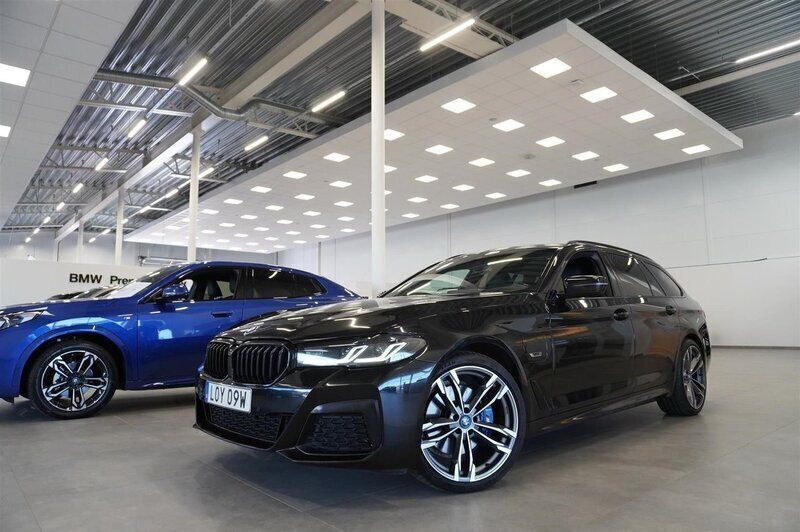 Svart Begagnad 2022 BMW 530e M Sport Kombi | 329 800 kr (Marknadspris) - Bild 1/4