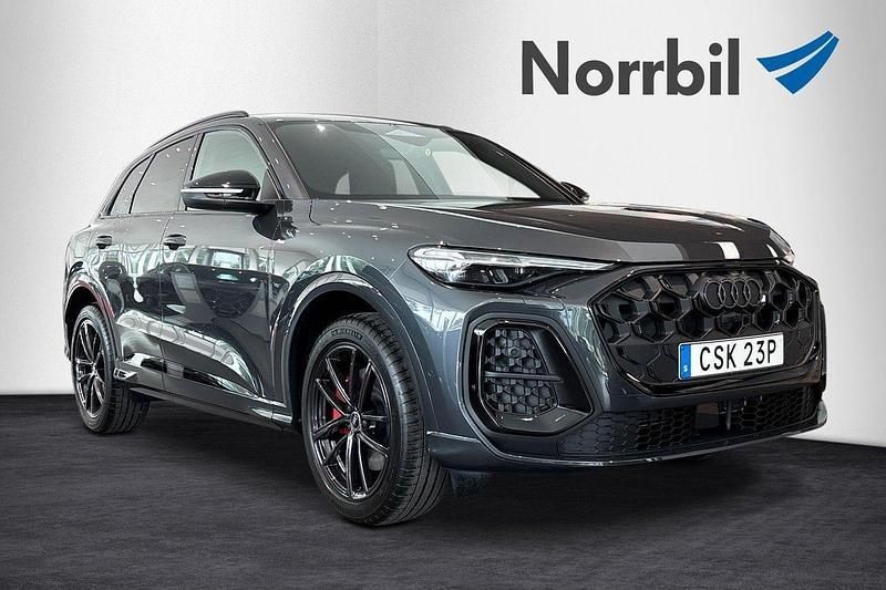 Grå Ny 2025 Audi Q5 S-Line SUV | 719 900 kr (Dyr) - Bild 1/4