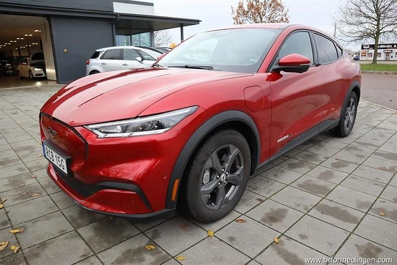 Röd samma som bilen Begagnad 2021 Ford Mustang Mach-E SUV | 349 900 kr (Marknadspris) - Bild 1/4