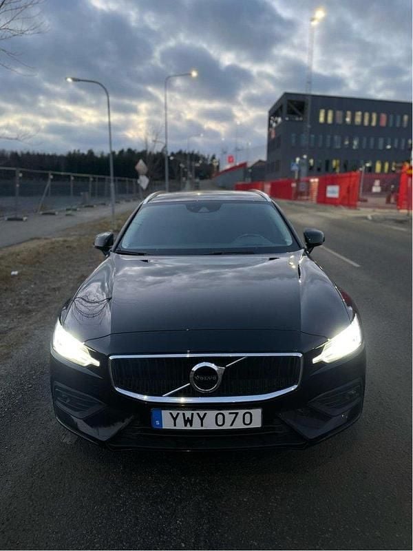 Svart Begagnad 2019 Volvo V60 Momentum Kombi | 239 000 kr (Marknadspris) - Bild 1/4