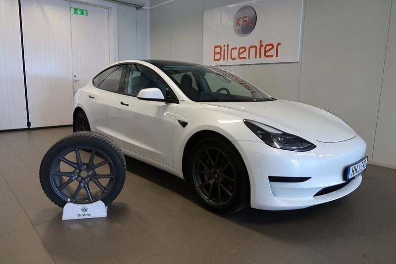 Vit Begagnad 2021 Tesla Model 3 Standard Range Plus Sedan | 269 900 kr (Marknadspris) - Bild 1/3