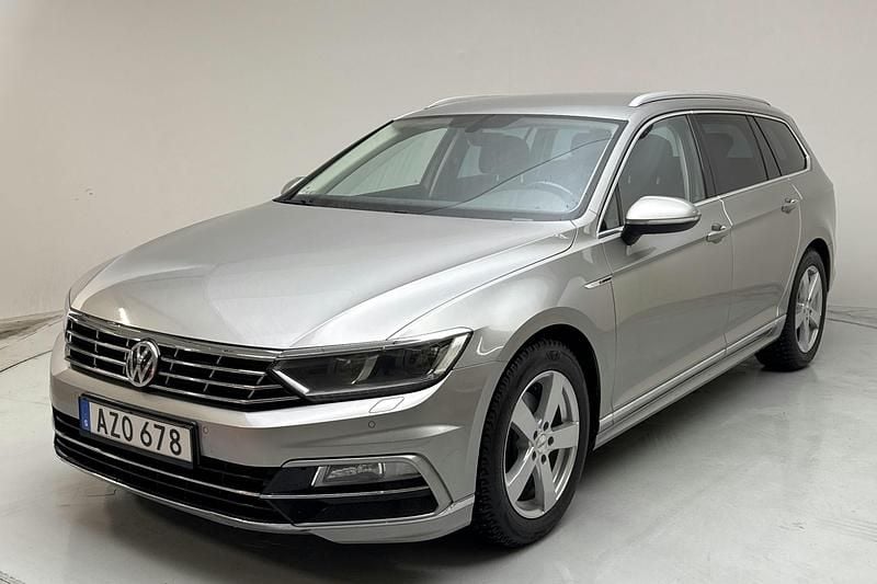 Silver Begagnad 2017 VW Passat R-line | 144 000 kr (Marknadspris) - Bild 1/4