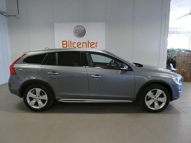Begagnad Volvo V60 CC 2018 Grå Kombi