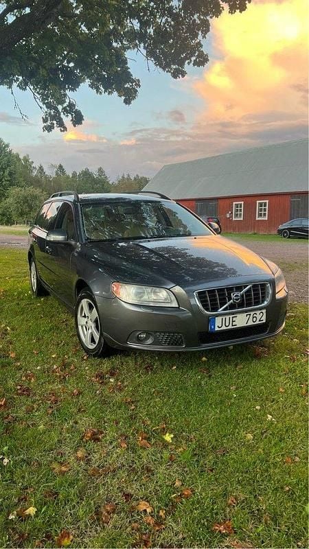 Grå Begagnad 2009 Volvo V70 Momentum Kombi | 57 000 kr (Bra pris) - Bild 1/4