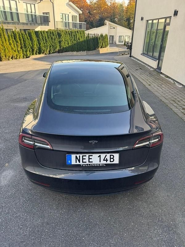 Begagnad 2021 Tesla Model 3 Standard Range Plus Sedan | 275 000 kr (Lite dyr) - Bild 1/4