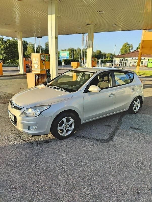 Silver Begagnad 2009 Hyundai i30 Halvkombi | 16 000 kr (Superpris) - Bild 1/4