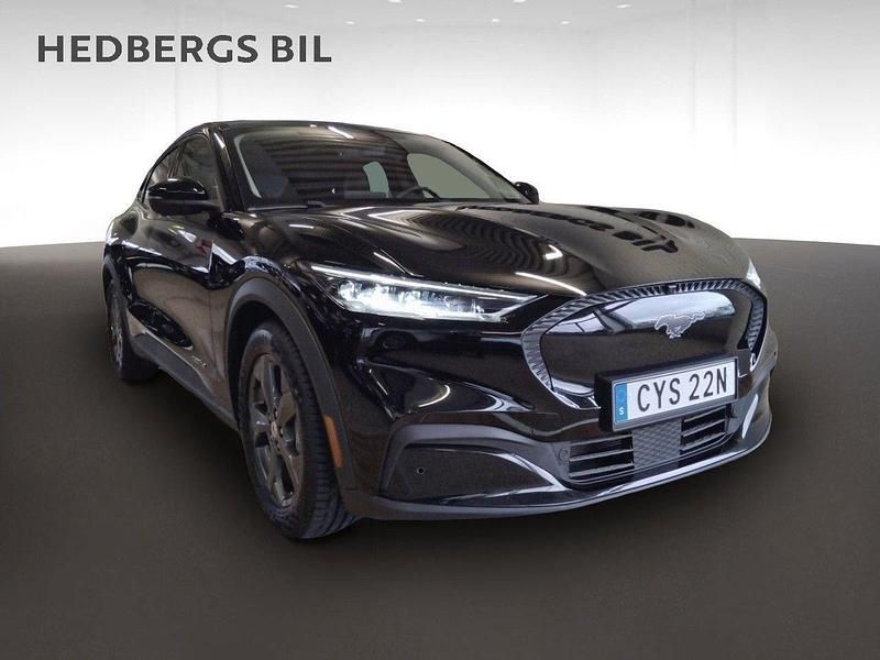 Svart Begagnad 2022 Ford Mustang Mach-E Standard Range SUV | 314 900 kr (Marknadspris) - Bild 1/4