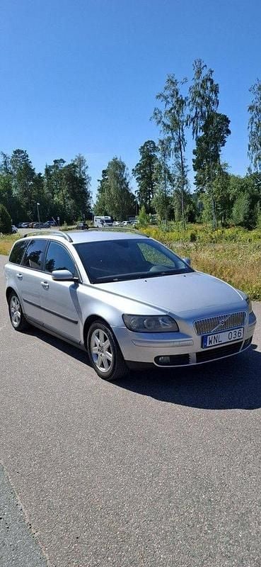 Silver Begagnad 2005 Volvo V50 Kinetic Kombi | 16 900 kr (Bra pris) - Bild 1/4