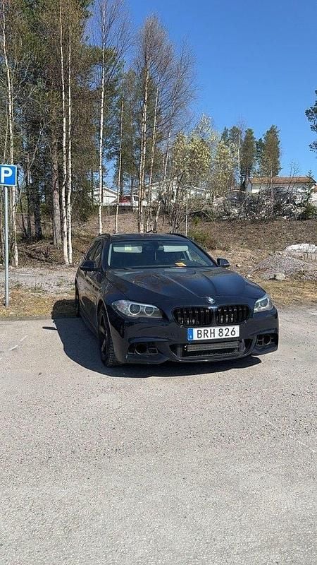 Blå Begagnad 2014 BMW 520 Kombi | 125 000 kr (Marknadspris) - Bild 1/4