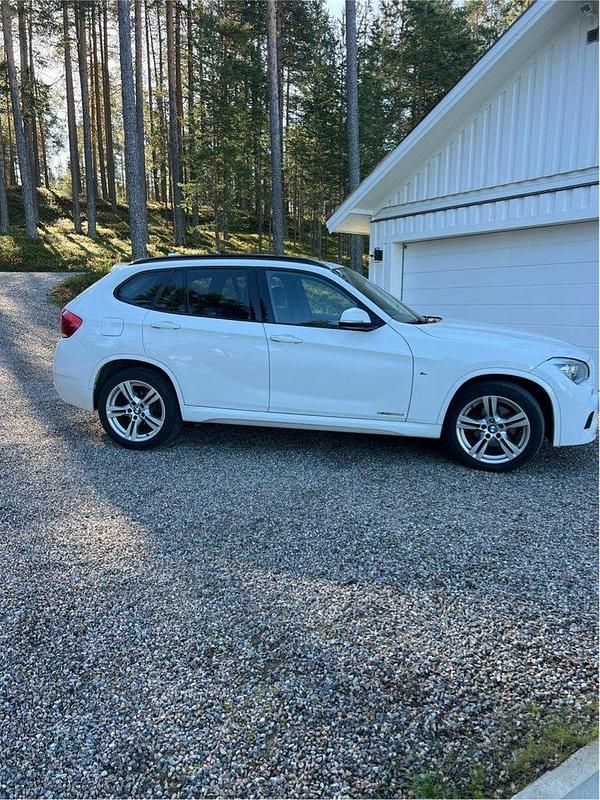 Vit Begagnad 2015 BMW X1 M Sport SUV | 169 500 kr (Marknadspris) - Bild 1/4