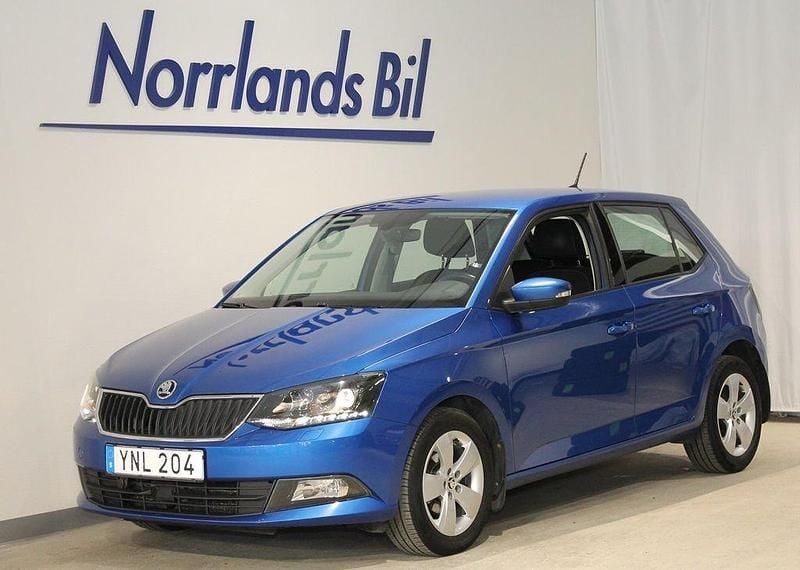 Blå (race blue metallic) Begagnad 2018 Skoda Fabia Halvkombi | 109 000 kr (Marknadspris) - Bild 1/4