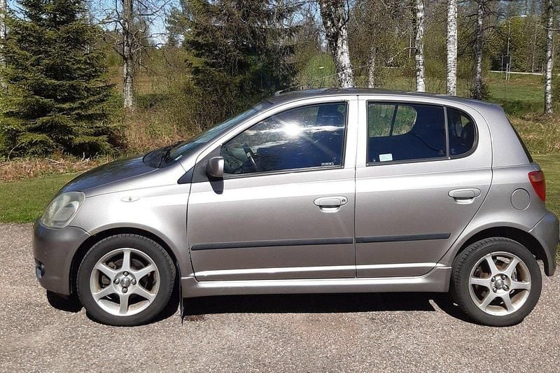 Grå Begagnad 2001 Toyota Yaris Halvkombi | 15 000 kr (Superpris) - Bild 1/4