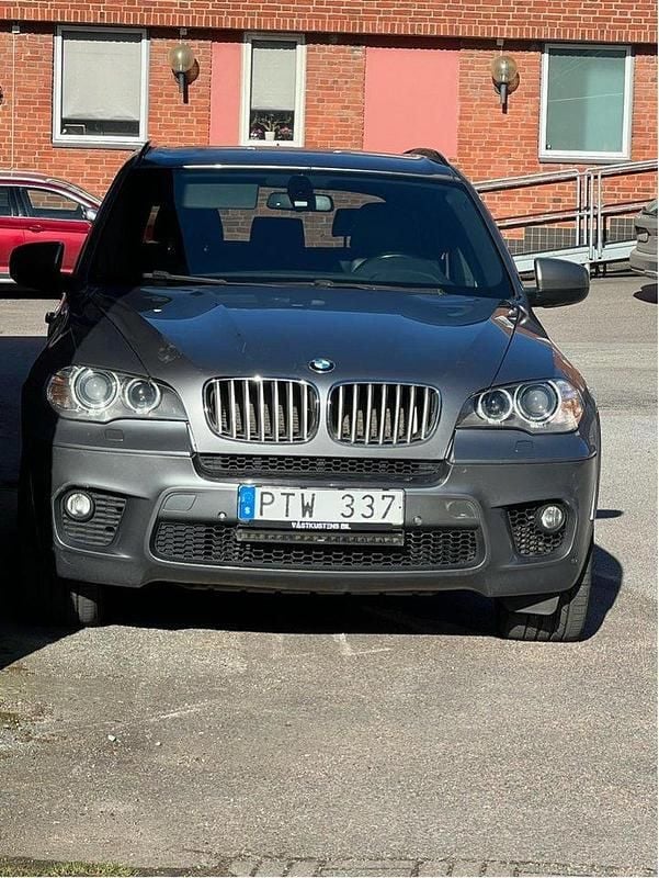 Grå Begagnad 2013 BMW X5 M Sport SUV | 151 900 kr (Bra pris) - Bild 1/4