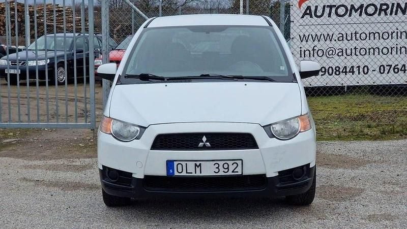Vit Begagnad 2010 Mitsubishi Colt Halvkombi | 36 900 kr (Bra pris) - Bild 1/4