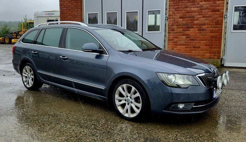 Grå Begagnad 2015 Skoda Superb Elegance Kombi | 95 000 kr (Marknadspris) - Bild 1/4