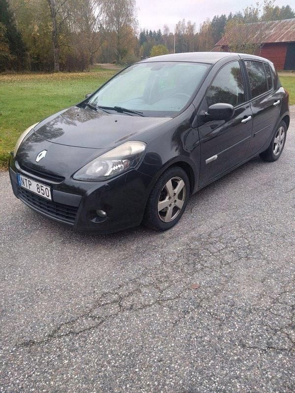Svart Begagnad 2011 Renault Clio R.S. Halvkombi | 24 000 kr (Bra pris) - Bild 1/2